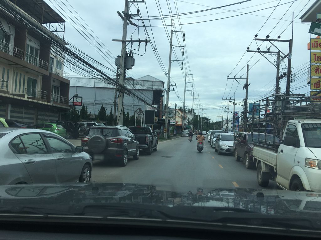 ภาพถนนตรงที่ ร้านข้าวต้มปลาเด่นห้า ตั้งอยู่ ถ่ายโดย wapriz พ.ศ. 2561 (2018) · A street-level view of where ร้านข้าวต้มปลาเด่นห้า · Ran Khaotompla Denha stands, by wapriz in 2561 (2018)