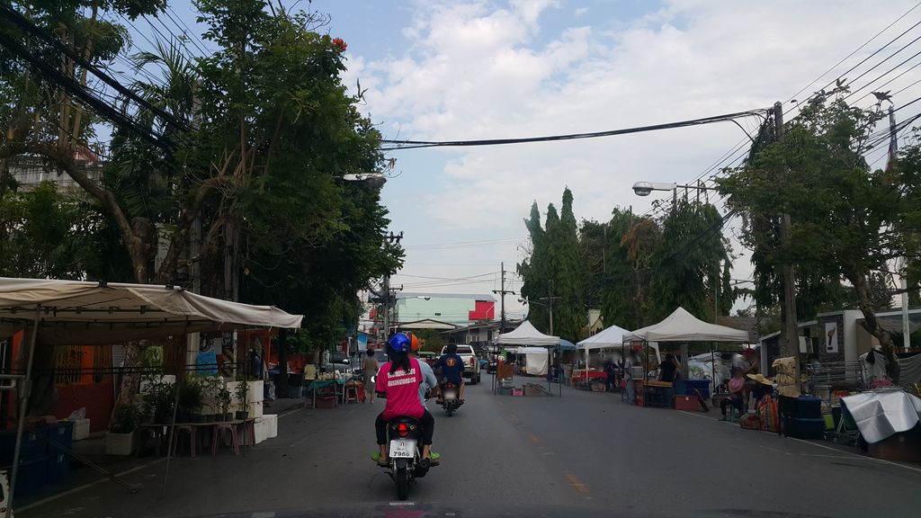 ภาพถนนตรงที่ ChivitChiva-สถาบันศิลปะภาษา ตั้งอยู่ ถ่ายโดย jrcarlsen พ.ศ. 2560 (2017) · A street-level view of where ChivitChiva-สถาบันศิลปะภาษา stands, by jrcarlsen in 2560 (2017)