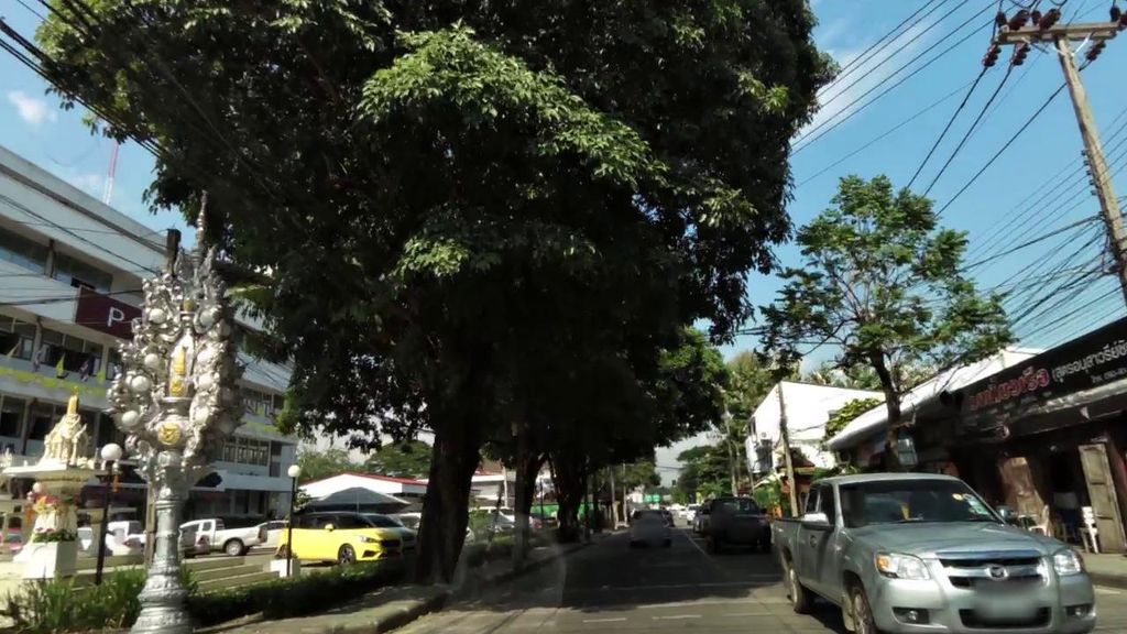 ภาพถนนตรงที่ Eye Level ตั้งอยู่ ถ่ายโดย toffy พ.ศ. 2561 (2018) · A street-level view of where Eye Level stands, by toffy in 2561 (2018)