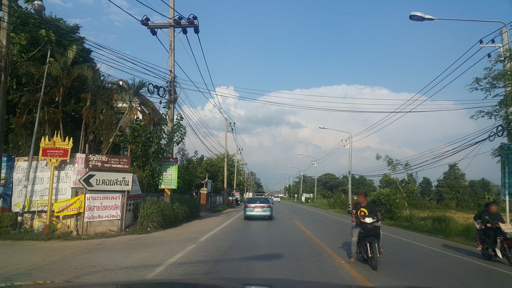 ภาพถนนตรงที่ หนึ่งมินิมาร์ท ตั้งอยู่ ถ่ายโดย jrcarlsen พ.ศ. 2560 (2017) · A street-level view of where หนึ่งมินิมาร์ท · Nueng Mini Mart stands, by jrcarlsen in 2560 (2017)