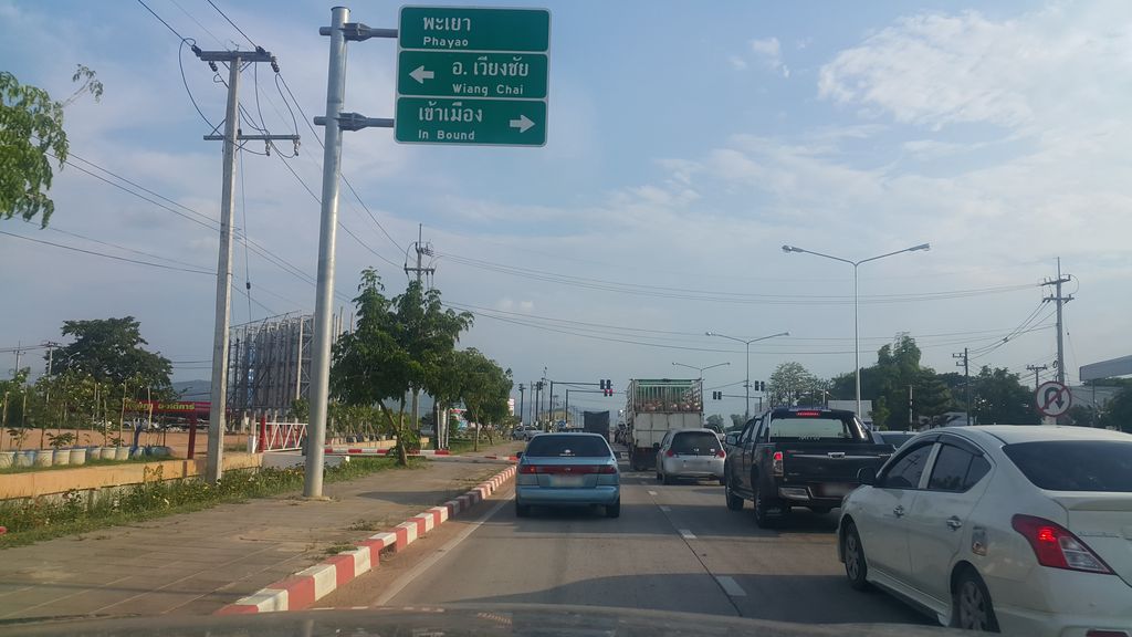 ภาพถนนตรงที่ ร้านรื่นรมย์เชียงราย สี่แยกดอยสะเก็น ตั้งอยู่ ถ่ายโดย jrcarlsen พ.ศ. 2560 (2017) · A street-level view of where ร้านรื่นรมย์เชียงราย สี่แยกดอยสะเก็น · Ran Ruenrom Chiang Rai Si Yaekdoisaken stands, by jrcarlsen in 2560 (2017)