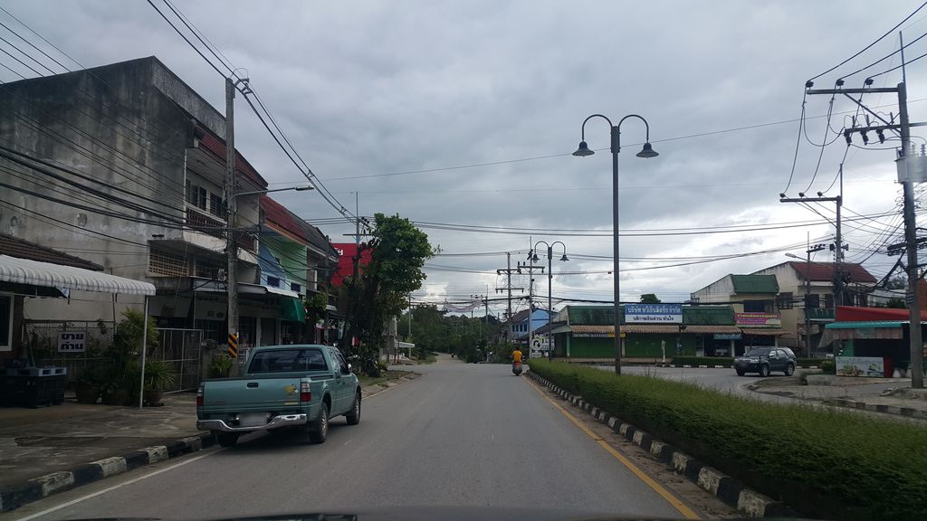 ภาพถนนตรงที่ อ๊อดโฟโต้โมบาย แอนด์ คอมพิวเตอร์ ตั้งอยู่ ถ่ายโดย jrcarlsen พ.ศ. 2559 (2016) · A street-level view of where อ๊อดโฟโต้โมบาย แอนด์ คอมพิวเตอร์ · Ot Photo Mobile & Computer stands, by jrcarlsen in 2559 (2016)