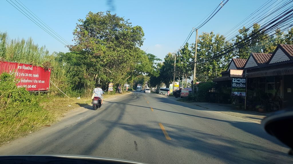 ภาพถนนตรงที่ ร้านลาบ ส.จ. ตั้งอยู่ ถ่ายโดย igorzo พ.ศ. 2562 (2019) · A street-level view of where ร้านลาบ ส.จ. · Ran Lap Sa.cha. stands, by igorzo in 2562 (2019)