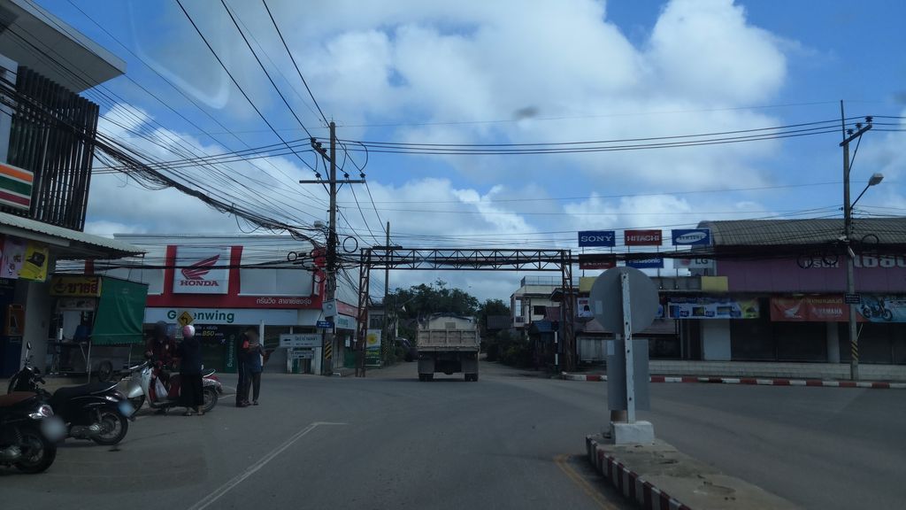 ภาพถนนตรงที่ เซเว่นอีเลฟเ ตั้งอยู่ ถ่ายโดย charlesano พ.ศ. 2561 (2018) · A street-level view of where เซเว่นอีเลฟเ · Sewenilep stands, by charlesano in 2561 (2018)