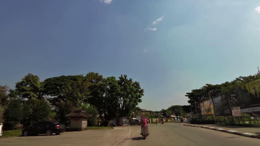 ภาพถนนตรงที่ เครปสนามบินเก่าป้านุช ตั้งอยู่ ถ่ายโดย toffy พ.ศ. 2561 (2018) · A street-level view of where เครปสนามบินเก่าป้านุช · Crepe Sanambin Kao Panut stands, by toffy in 2561 (2018)