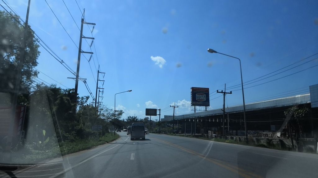 ภาพถนนตรงที่ สินธานี สาขาแม่สรวย ตั้งอยู่ ถ่ายโดย charlesano พ.ศ. 2561 (2018) · A street-level view of where สินธานี สาขาแม่สรวย · Sinthani Sakha Mae Suai stands, by charlesano in 2561 (2018)