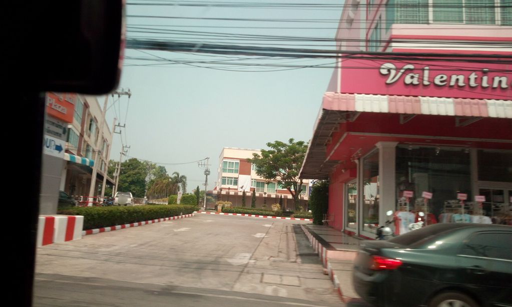 ภาพถนนตรงที่ เค้กบ้านเจน99 สาขาเชียงราย ตั้งอยู่ ถ่ายโดย ozflor พ.ศ. 2562 (2019) · A street-level view of where เค้กบ้านเจน99 สาขาเชียงราย · Cake Ban Chen99 Sakha Chiang Rai stands, by ozflor in 2562 (2019)