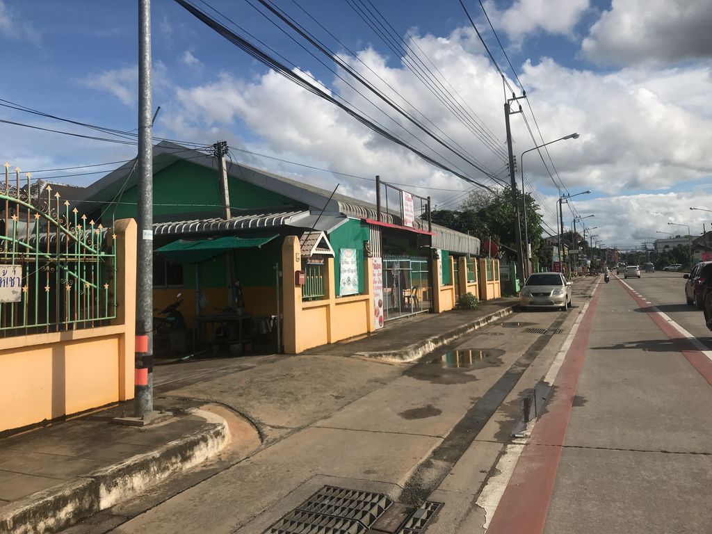 ภาพถนนตรงที่ ฟู๋เชียงหม่าล่า ตั้งอยู่ ถ่ายโดย wiwattantib พ.ศ. 2561 (2018) · A street-level view of where ฟู๋เชียงหม่าล่า · Fu Chiang Mala stands, by wiwattantib in 2561 (2018)