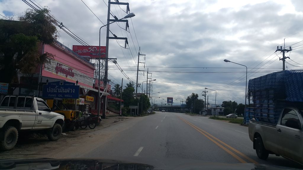 ภาพถนนตรงที่ Ninejan coffee ตั้งอยู่ ถ่ายโดย jrcarlsen พ.ศ. 2559 (2016) · A street-level view of where Ninejan coffee stands, by jrcarlsen in 2559 (2016)