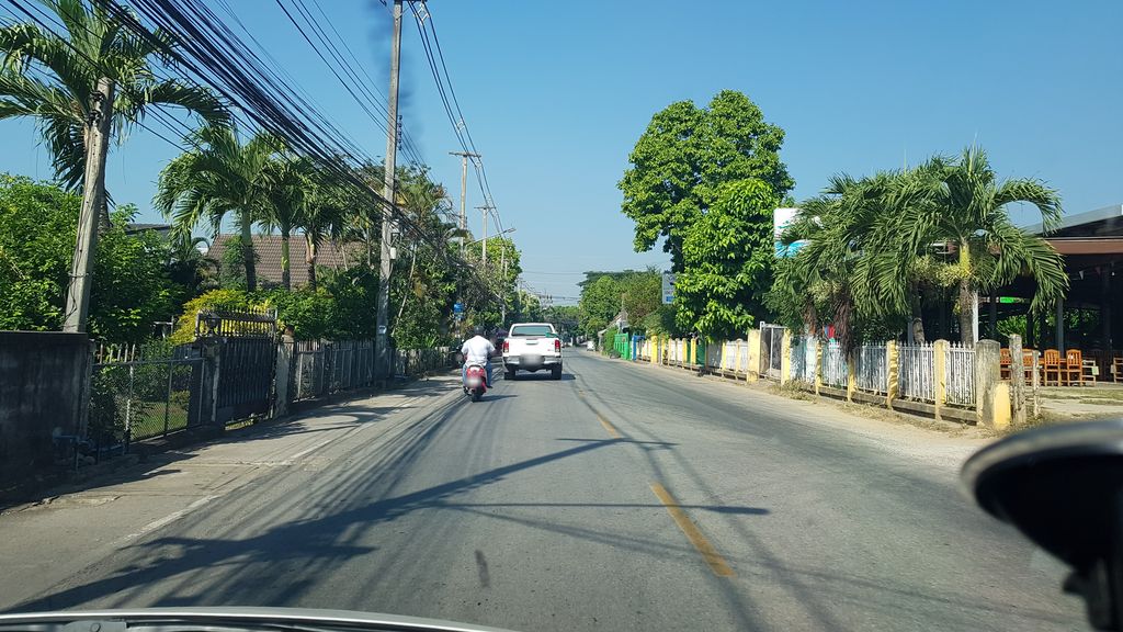 ภาพถนนตรงที่ พีระนันท์ คาร์แคร์ ตั้งอยู่ ถ่ายโดย igorzo พ.ศ. 2562 (2019) · A street-level view of where พีระนันท์ คาร์แคร์ · Phiranan Car Care stands, by igorzo in 2562 (2019)