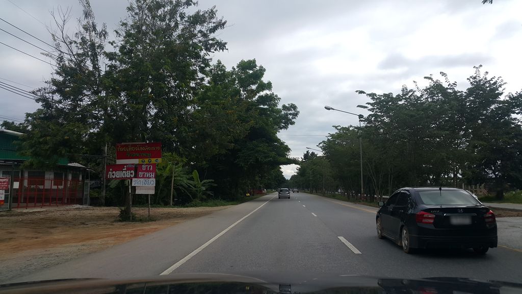 ภาพถนนตรงที่ สิริยางยนต์ ตั้งอยู่ ถ่ายโดย jrcarlsen พ.ศ. 2559 (2016) · A street-level view of where สิริยางยนต์ · Siriyangyon stands, by jrcarlsen in 2559 (2016)