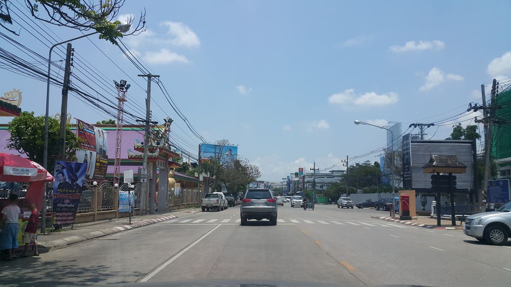 ภาพถนนตรงที่ เชียงรายเทอร์มินอล ตั้งอยู่ ถ่ายโดย jrcarlsen พ.ศ. 2560 (2017) · A street-level view of where เชียงรายเทอร์มินอล · Chiang Rai Terminal stands, by jrcarlsen in 2560 (2017)
