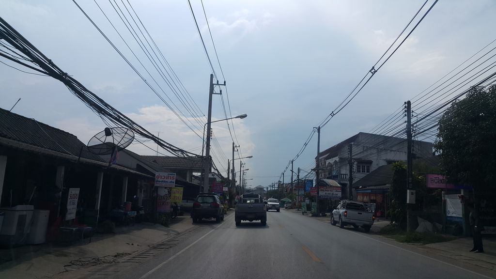ภาพถนนตรงที่ CNCART Chiang Rai ตั้งอยู่ ถ่ายโดย jrcarlsen พ.ศ. 2560 (2017) · A street-level view of where CNCART Chiang Rai stands, by jrcarlsen in 2560 (2017)