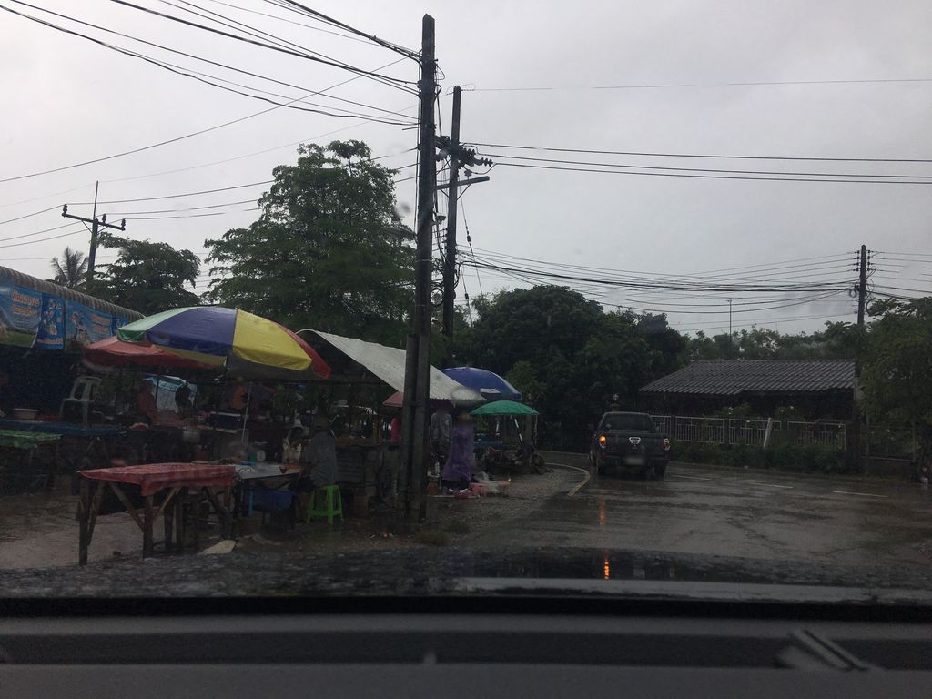 ภาพถนนตรงที่ เตี๋ยวไก่ มันไก่ ตั้งอยู่ ถ่ายโดย wapriz พ.ศ. 2561 (2018) · A street-level view of where เตี๋ยวไก่ มันไก่ · Tiaokai Mankai stands, by wapriz in 2561 (2018)