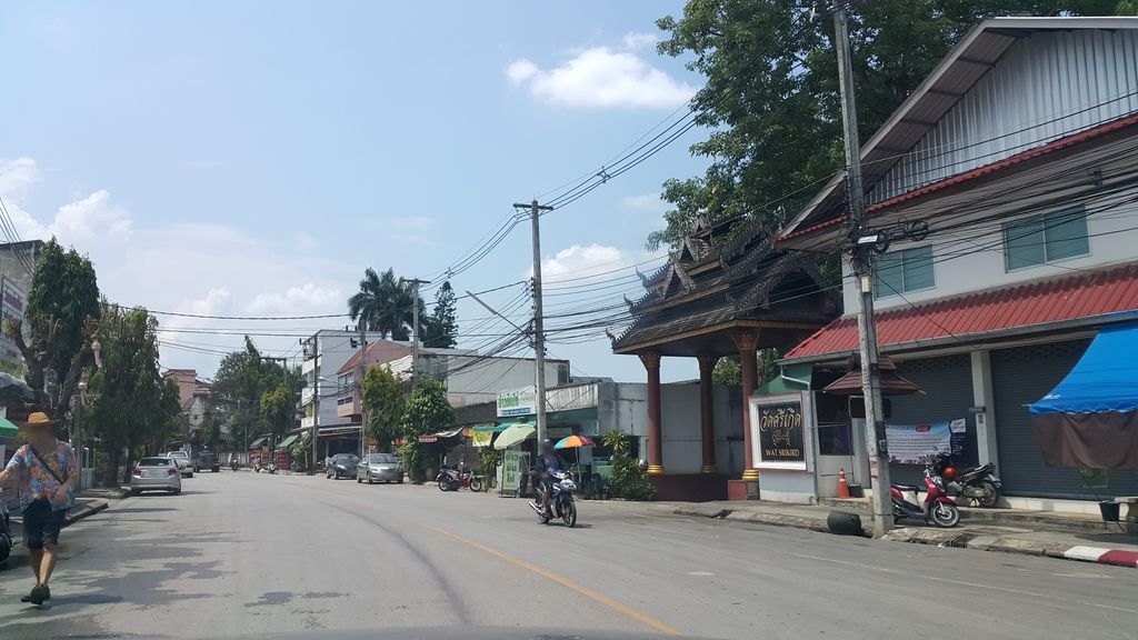 ภาพถนนตรงที่ คลินิกหมออุกฤษฏิ์ ตั้งอยู่ ถ่ายโดย jrcarlsen พ.ศ. 2560 (2017) · A street-level view of where คลินิกหมออุกฤษฏิ์ · Mo U Karisa Clinic stands, by jrcarlsen in 2560 (2017)