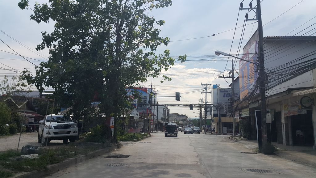 ภาพถนนตรงที่ ไทเกษตร ThaiKaset ตั้งอยู่ ถ่ายโดย jrcarlsen พ.ศ. 2560 (2017) · A street-level view of where ไทเกษตร ThaiKaset stands, by jrcarlsen in 2560 (2017)