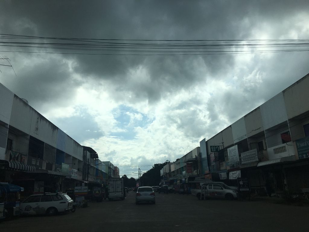 ภาพถนนตรงที่ ทำเล็บ เสริมสวยบ้านดู่ จอยบิวตี้ซาลอน ตั้งอยู่ ถ่ายโดย wapriz พ.ศ. 2561 (2018) · A street-level view of where ทำเล็บ เสริมสวยบ้านดู่ จอยบิวตี้ซาลอน · Thamlep Soemsuai Ban Du Choi Beauty Salon stands, by wapriz in 2561 (2018)