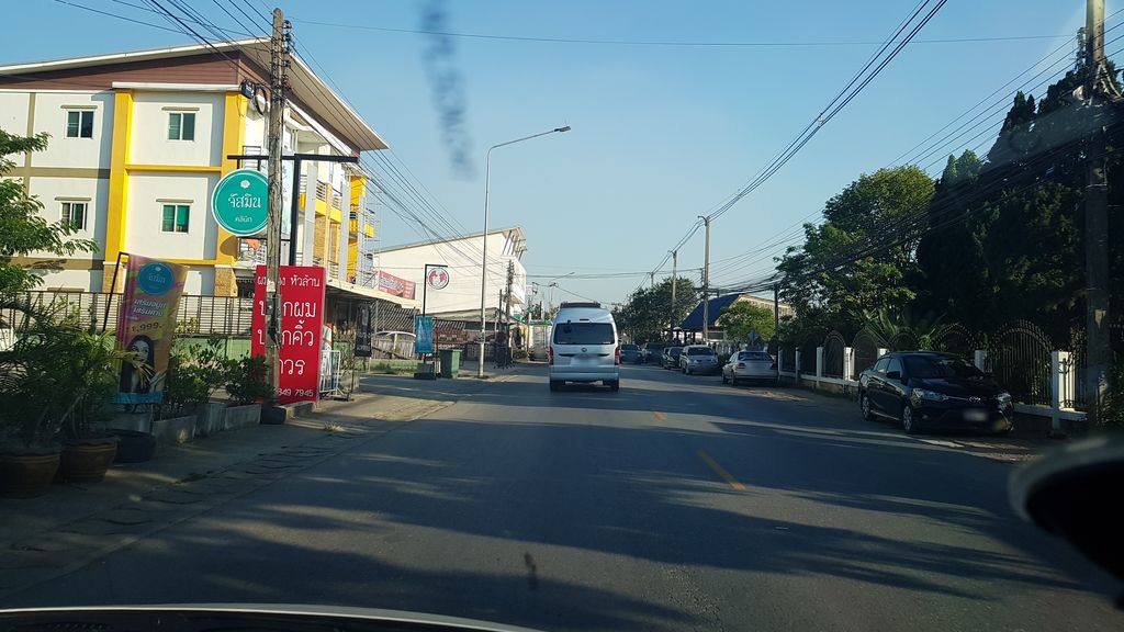 ภาพถนนตรงที่ นิยมเนื้อตุ๋น ตั้งอยู่ ถ่ายโดย igorzo พ.ศ. 2562 (2019) · A street-level view of where นิยมเนื้อตุ๋น · Niima Nueatun stands, by igorzo in 2562 (2019)