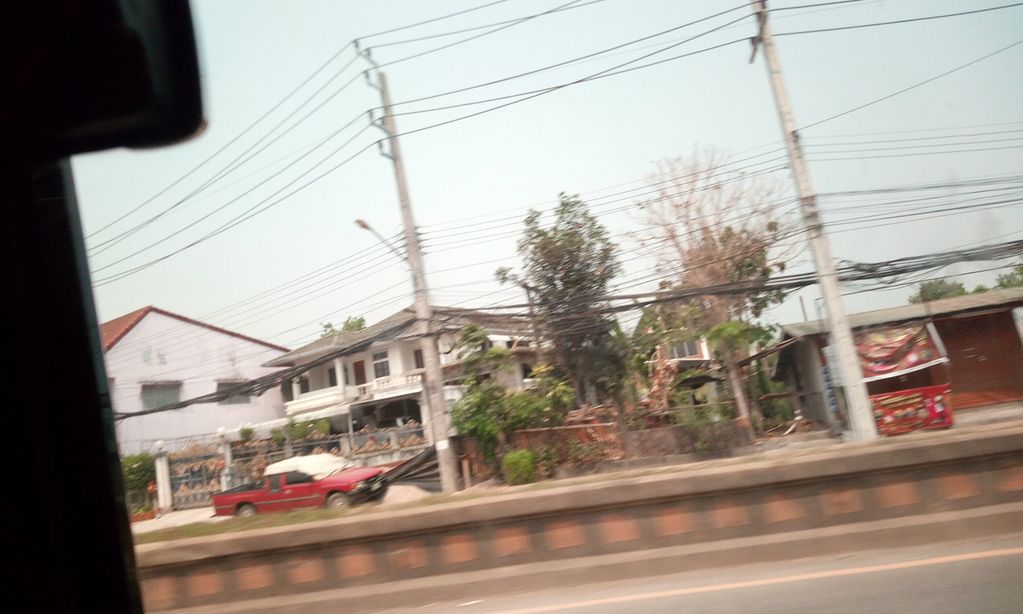 ภาพถนนตรงที่ ร้านลาบปลาเพี้ยสี่แยกแม่กรณ์ ตั้งอยู่ ถ่ายโดย ozflor พ.ศ. 2562 (2019) · A street-level view of where ร้านลาบปลาเพี้ยสี่แยกแม่กรณ์ · Ran Lappla Phia Si Yaekmaek stands, by ozflor in 2562 (2019)