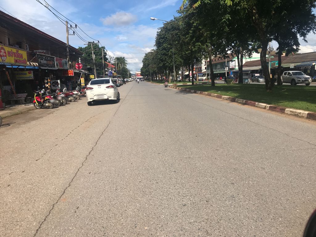 ภาพถนนตรงที่ ยีนส์แฟชั่น ตั้งอยู่ ถ่ายโดย wiwattantib พ.ศ. 2561 (2018) · A street-level view of where ยีนส์แฟชั่น · Yinfaechan stands, by wiwattantib in 2561 (2018)