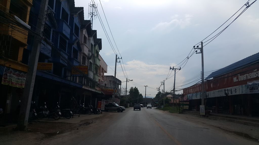 ภาพถนนตรงที่ ร้าน พ.ไพศาล เชียงราย ตั้งอยู่ ถ่ายโดย jrcarlsen พ.ศ. 2560 (2017) · A street-level view of where ร้าน พ.ไพศาล เชียงราย · Ran Pha.phaisan Chiang Rai stands, by jrcarlsen in 2560 (2017)