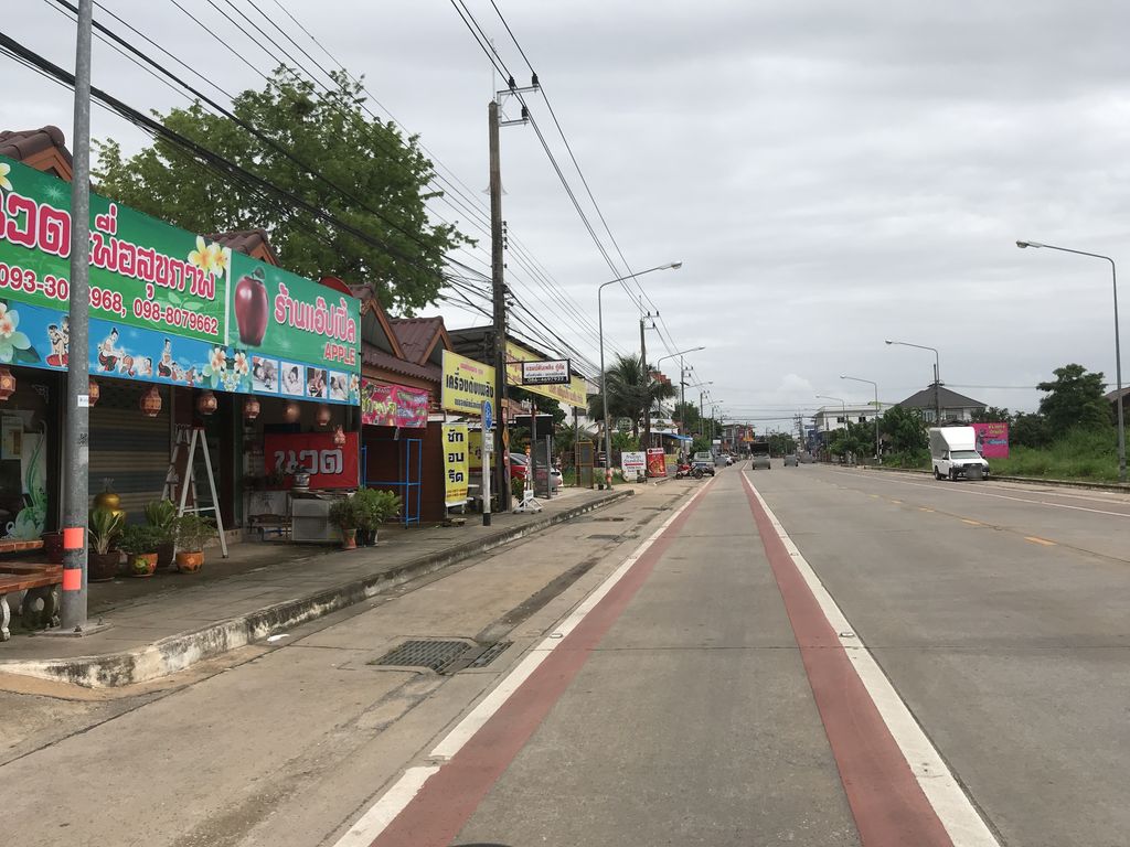 ภาพถนนตรงที่ OYO 494 Tantawan​ Resort ตั้งอยู่ ถ่ายโดย kiw พ.ศ. 2561 (2018) · A street-level view of where OYO 494 Tantawan​ Resort stands, by kiw in 2561 (2018)