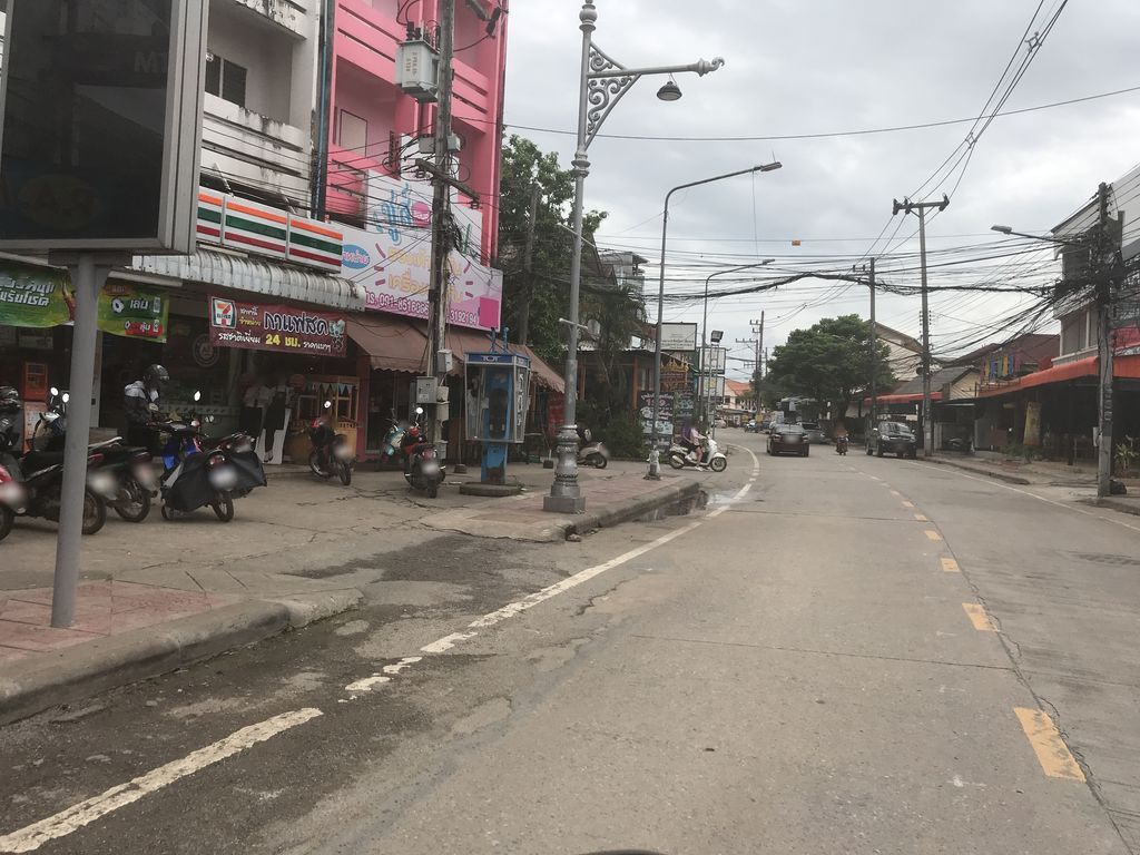 ภาพถนนตรงที่ ต่อผมเชียงราย พรบิวตี้ ตั้งอยู่ ถ่ายโดย kiw พ.ศ. 2561 (2018) · A street-level view of where ต่อผมเชียงราย พรบิวตี้ · Topma Chiang Rai Phrabioti stands, by kiw in 2561 (2018)