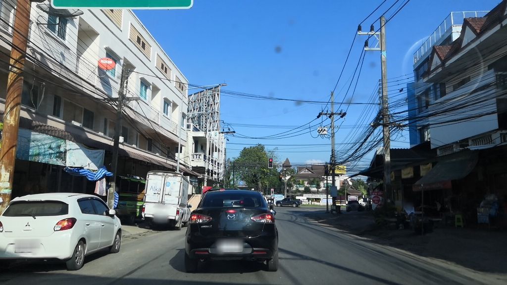 ภาพถนนตรงที่ แพตตี้เซอร์วิส เชียงราย ตั้งอยู่ ถ่ายโดย charlesano พ.ศ. 2561 (2018) · A street-level view of where แพตตี้เซอร์วิส เชียงราย · Phaet Ti Service Chiang Rai stands, by charlesano in 2561 (2018)