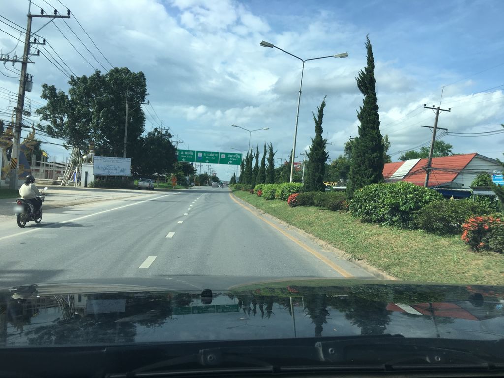 ภาพถนนตรงที่ เม็งรายผ้าม่าน ตั้งอยู่ ถ่ายโดย wapriz พ.ศ. 2561 (2018) · A street-level view of where เม็งรายผ้าม่าน · Mengrai Phaman stands, by wapriz in 2561 (2018)