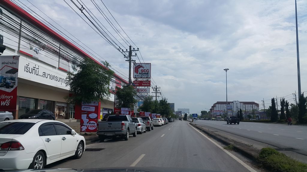ภาพถนนตรงที่ SCG Home Retail - แสงไพบูลย์เชียงราย ตั้งอยู่ ถ่ายโดย jrcarlsen พ.ศ. 2560 (2017) · A street-level view of where SCG Home Retail - แสงไพบูลย์เชียงราย stands, by jrcarlsen in 2560 (2017)