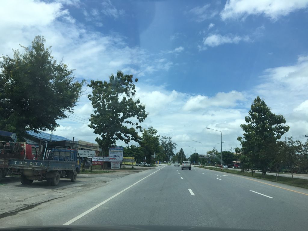 ภาพถนนตรงที่ เชียงรายรุ่งถาวร ตั้งอยู่ ถ่ายโดย wapriz พ.ศ. 2561 (2018) · A street-level view of where เชียงรายรุ่งถาวร · Chiang Rai Rung Thawon stands, by wapriz in 2561 (2018)
