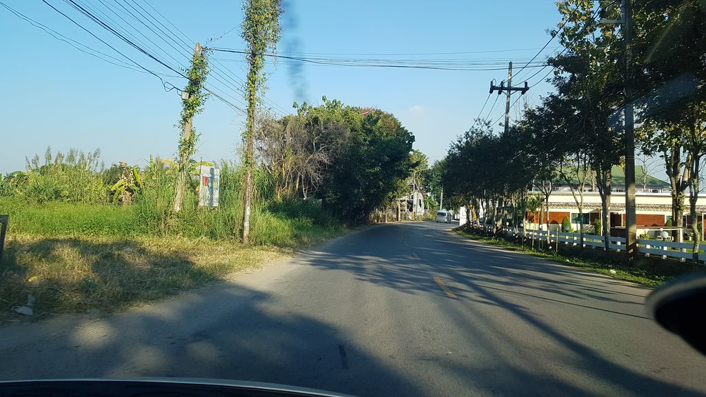 ภาพถนนตรงที่ WaanD Chiang Rai ตั้งอยู่ ถ่ายโดย igorzo พ.ศ. 2562 (2019) · A street-level view of where WaanD Chiang Rai stands, by igorzo in 2562 (2019)