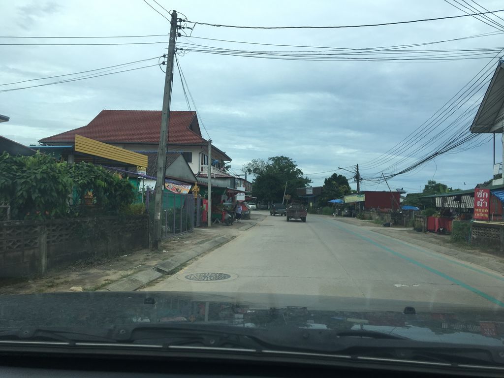ภาพถนนตรงที่ บ้านพักกาสะลองเชียงราย ตั้งอยู่ ถ่ายโดย wapriz พ.ศ. 2561 (2018) · A street-level view of where บ้านพักกาสะลองเชียงราย · Kasalong Chiang Rai Guest house stands, by wapriz in 2561 (2018)