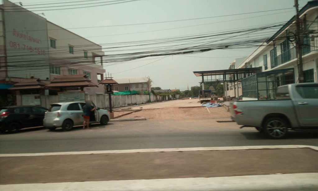 ภาพถนนตรงที่ Sooknirund Hotel ตั้งอยู่ ถ่ายโดย ozflor พ.ศ. 2562 (2019) · A street-level view of where Sooknirund Hotel stands, by ozflor in 2562 (2019)