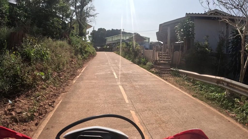 ภาพถนนตรงที่ บ้านดอยงาม ตั้งอยู่ ถ่ายโดย julcnx พ.ศ. 2567 (2024) · A street-level view of where บ้านดอยงาม · Ban Doi Ngam stands, by julcnx in 2567 (2024)