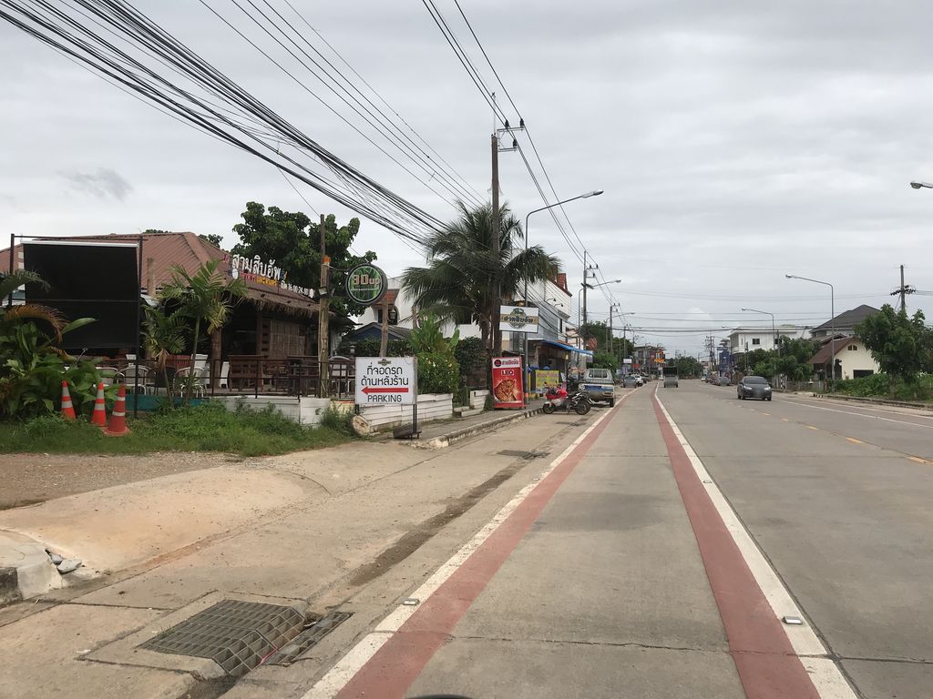 ภาพถนนตรงที่ แอ๊ปเปิ้ล นวด ตั้งอยู่ ถ่ายโดย kiw พ.ศ. 2561 (2018) · A street-level view of where แอ๊ปเปิ้ล นวด · Aeppoen Nuat stands, by kiw in 2561 (2018)