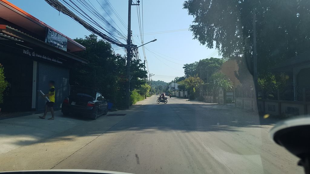 ภาพถนนตรงที่ ตลาดสด มินิมาร์ทกอบกุล ตั้งอยู่ ถ่ายโดย igorzo พ.ศ. 2562 (2019) · A street-level view of where ตลาดสด มินิมาร์ทกอบกุล · Mini Mart Kopkun Fresh market stands, by igorzo in 2562 (2019)