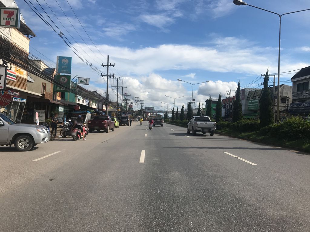 ภาพถนนตรงที่ นัวปลาแดก ตั้งอยู่ ถ่ายโดย wiwattantib พ.ศ. 2561 (2018) · A street-level view of where นัวปลาแดก · Nuapladaek stands, by wiwattantib in 2561 (2018)