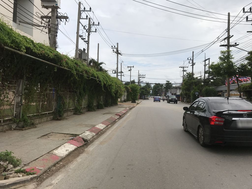 ภาพถนนตรงที่ Emergency Medical Services and Medical Command Center, Chiang Rai Province ตั้งอยู่ ถ่ายโดย kiw พ.ศ. 2561 (2018) · A street-level view of where Emergency Medical Services and Medical Command Center, Chiang Rai Province stands, by kiw in 2561 (2018)