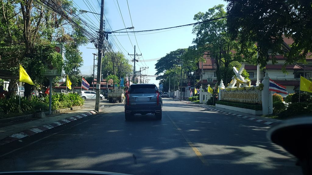 ภาพถนนตรงที่ ชายคาหม้อดิน ตั้งอยู่ ถ่ายโดย igorzo พ.ศ. 2562 (2019) · A street-level view of where ชายคาหม้อดิน · Chaikhamodin stands, by igorzo in 2562 (2019)