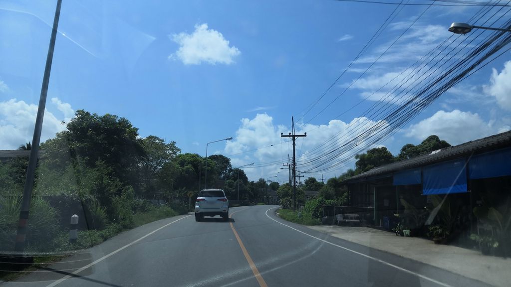 ภาพถนนตรงที่ ร้าน ลิขิตการยาง เชียงราย ตั้งอยู่ ถ่ายโดย charlesano พ.ศ. 2561 (2018) · A street-level view of where ร้าน ลิขิตการยาง เชียงราย · Ran Likhitkanyang Chiang Rai stands, by charlesano in 2561 (2018)