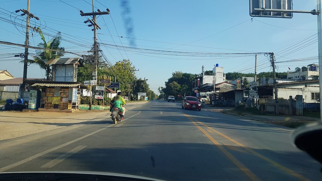 ภาพถนนตรงที่ ร้านเสริมสวยมินตรา ตั้งอยู่ ถ่ายโดย igorzo พ.ศ. 2562 (2019) · A street-level view of where ร้านเสริมสวยมินตรา · Mintra Beauty salon stands, by igorzo in 2562 (2019)