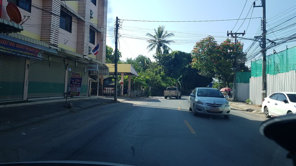 ภาพถนนตรงที่ Nail Please by Noonok ตั้งอยู่ ถ่ายโดย igorzo พ.ศ. 2562 (2019) · A street-level view of where Nail Please by Noonok stands, by igorzo in 2562 (2019)