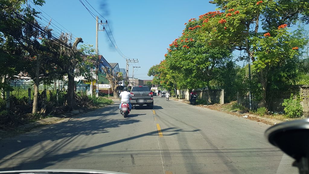 ภาพถนนตรงที่ คิ้วสามมิติเชียงราย ตั้งอยู่ ถ่ายโดย igorzo พ.ศ. 2562 (2019) · A street-level view of where คิ้วสามมิติเชียงราย · Khio Sam Miti Chiang Rai stands, by igorzo in 2562 (2019)