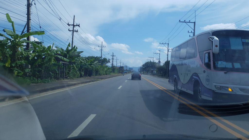 ภาพถนนตรงที่ ตรอ. สัมพันธ์กลการ ตั้งอยู่ ถ่ายโดย silamanee พ.ศ. 2561 (2018) · A street-level view of where ตรอ. สัมพันธ์กลการ · Taro. Samphan Klakan stands, by silamanee in 2561 (2018)