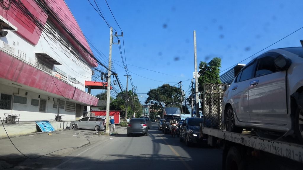 ภาพถนนตรงที่ เจริญยนต์เชียงราย ตั้งอยู่ ถ่ายโดย charlesano พ.ศ. 2561 (2018) · A street-level view of where เจริญยนต์เชียงราย · Charoen Yon Chiang Rai stands, by charlesano in 2561 (2018)