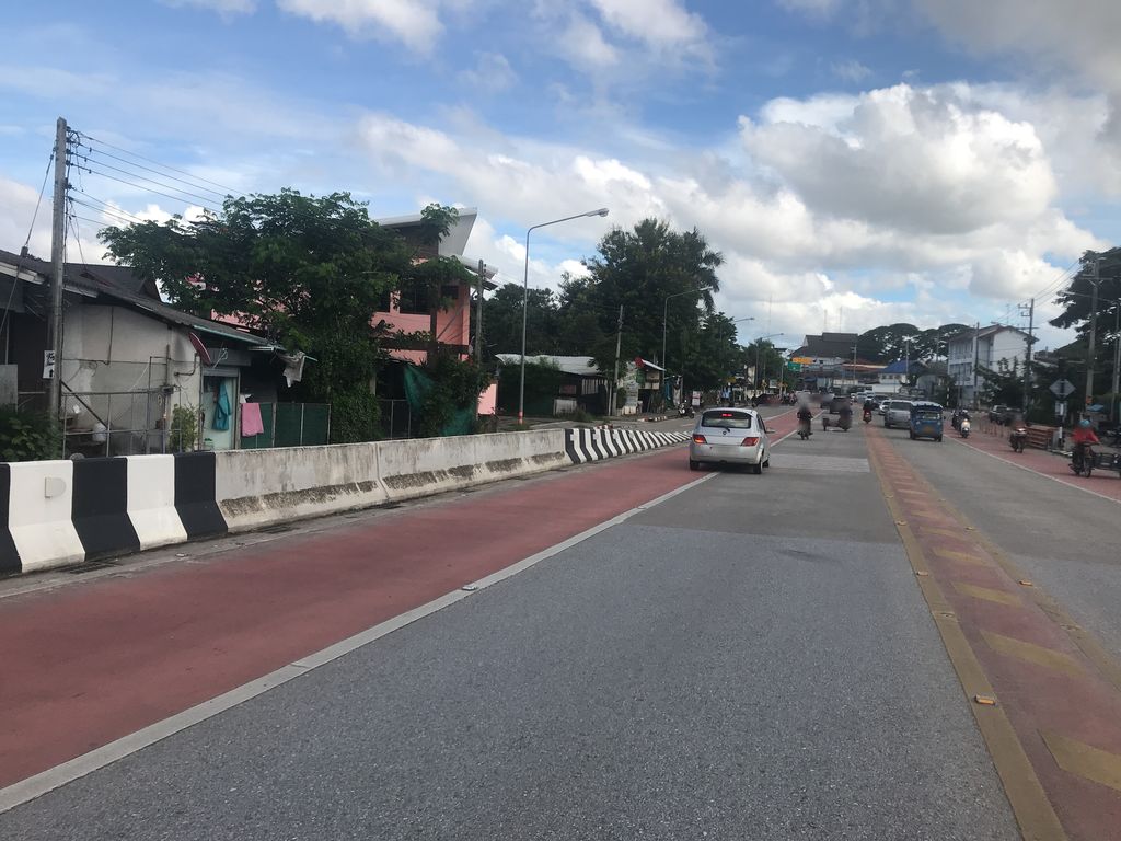 ภาพถนนตรงที่ Midnight in ㅅoul ตั้งอยู่ ถ่ายโดย wiwattantib พ.ศ. 2561 (2018) · A street-level view of where Midnight in ㅅoul stands, by wiwattantib in 2561 (2018)