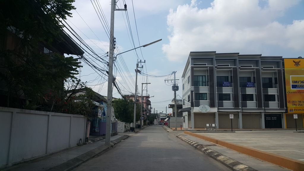 ภาพถนนตรงที่ World Clinic Acupuncture ตั้งอยู่ ถ่ายโดย jrcarlsen พ.ศ. 2560 (2017) · A street-level view of where World Clinic Acupuncture stands, by jrcarlsen in 2560 (2017)