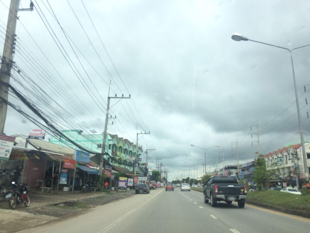 ภาพถนนตรงที่ สินธานี ตั้งอยู่ ถ่ายโดย prasert พ.ศ. 2559 (2016) · A street-level view of where สินธานี · Sinthani stands, by prasert in 2559 (2016)