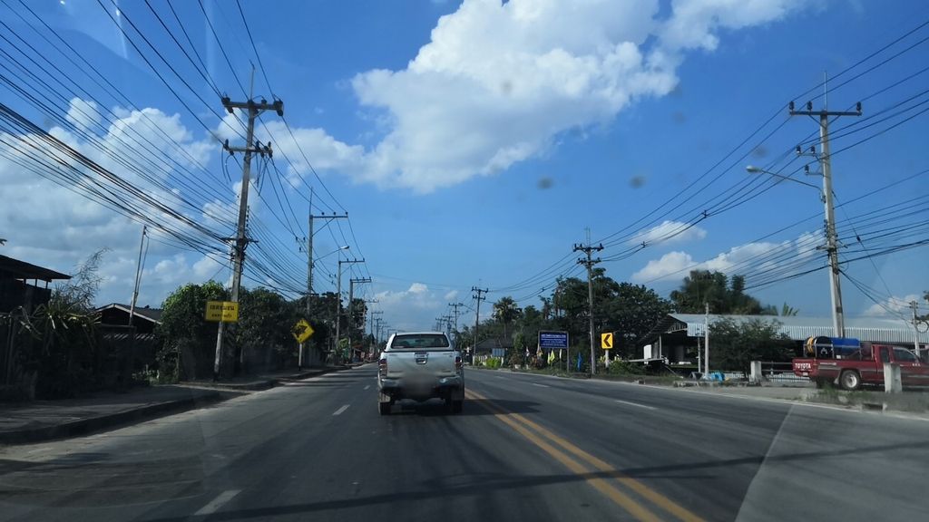 ภาพถนนตรงที่ ฟาร์มเห็ดเกียรอำไพ ตั้งอยู่ ถ่ายโดย charlesano พ.ศ. 2561 (2018) · A street-level view of where ฟาร์มเห็ดเกียรอำไพ · Farm Het Kian Amphai stands, by charlesano in 2561 (2018)